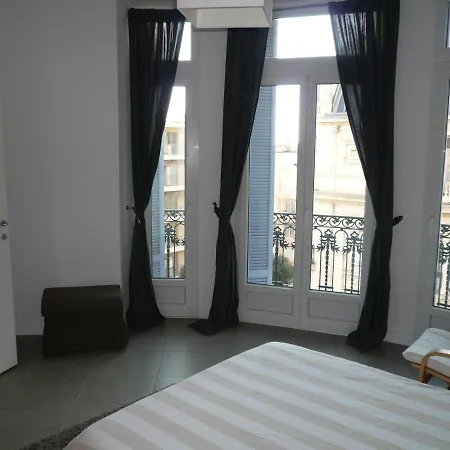 2 Pieces, Centre Ville, 50 Metres Plages Et Mer. Appartement