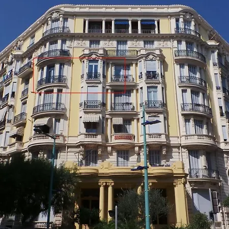 Appartement 2 Pièces, Centre Ville, 50 Mètres Plages Et Mer.