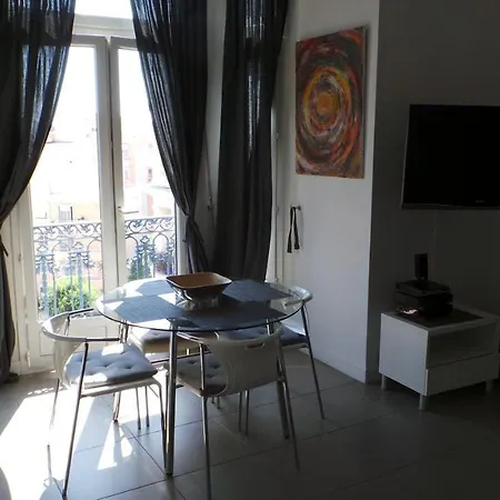 2 Pièces, Centre Ville, 50 Mètres Plages Et Mer. Appartement Menton