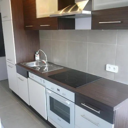 Appartement 2 Pieces, Centre Ville, 50 Metres Plages Et Mer. *